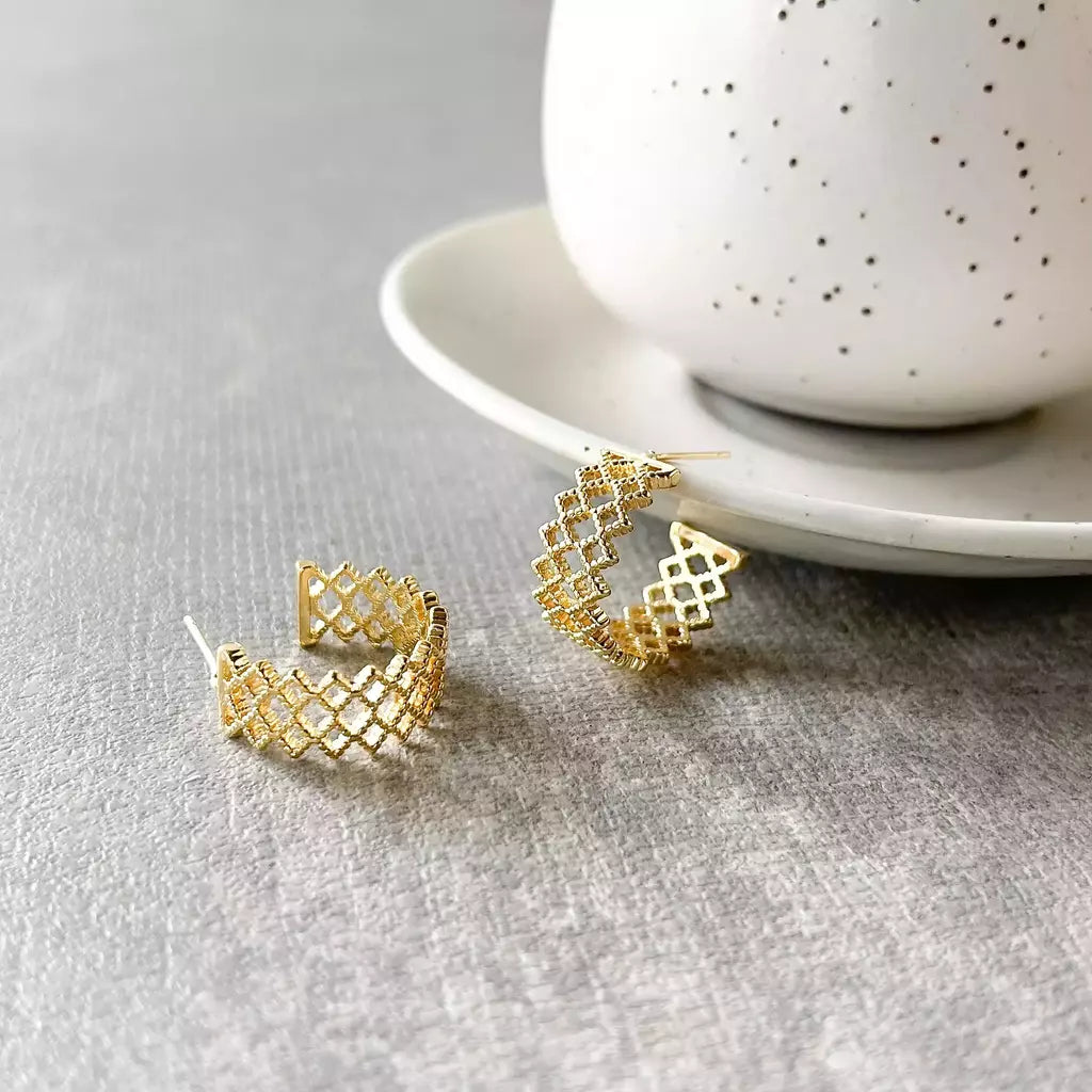 Brinco Argola Feminina Média Vazado Zig Zag em Banho Dourado – Serenité