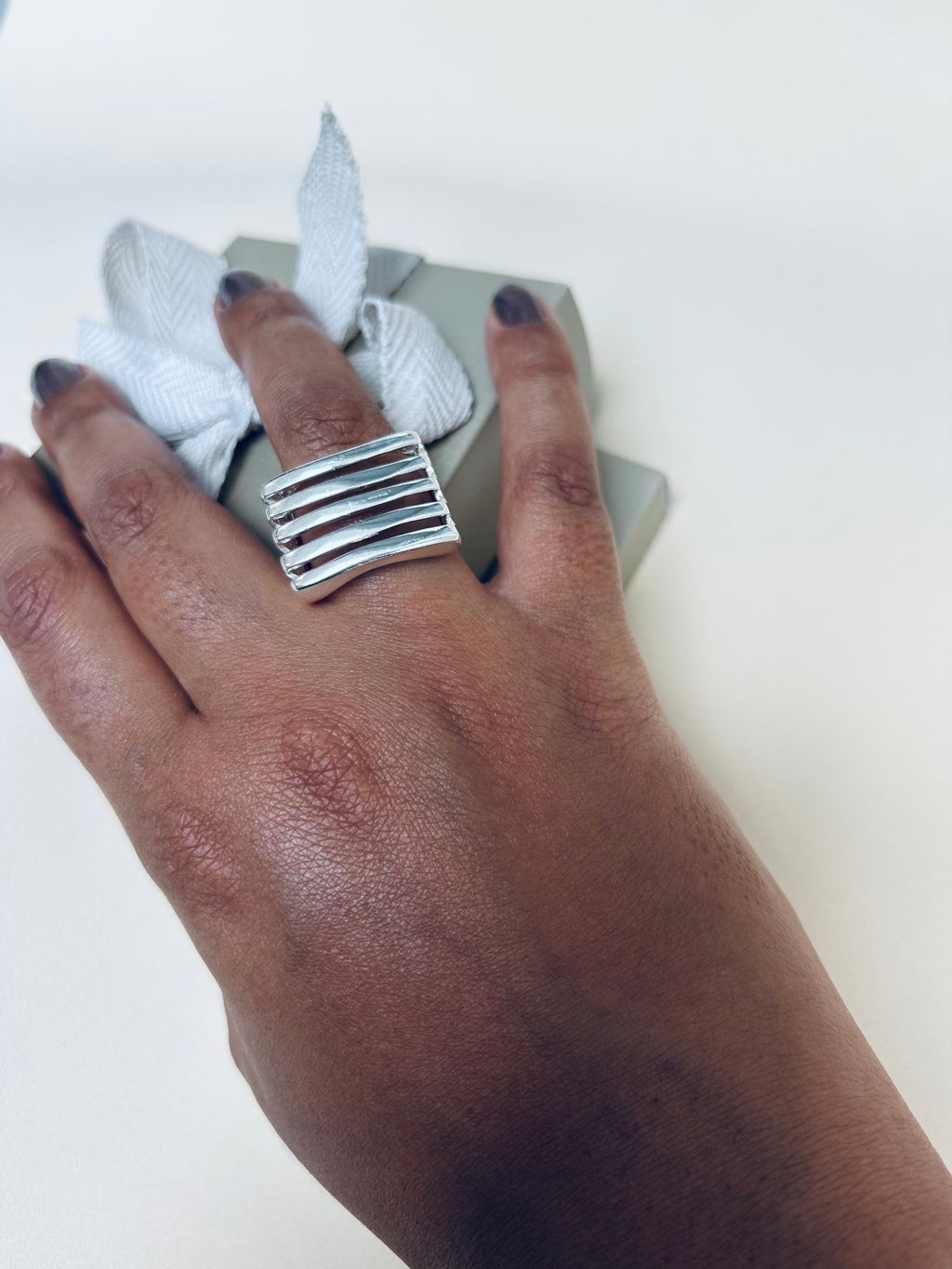 Anel Feminino Gladiador Largo com Banho de Prata – Serenité