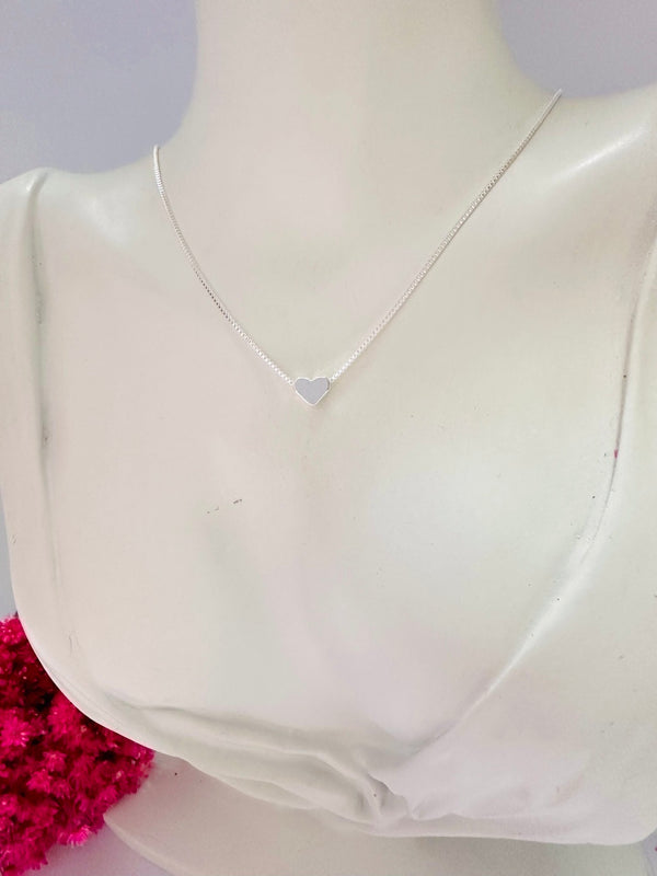 Colar Feminino Coração Minimalista em Prata Banhada – Serenité