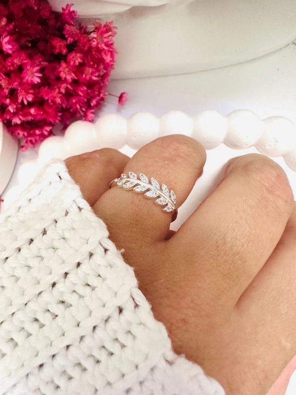 Anel Feminino Ramo de Folhas com Zircônias em Metal Banhado – Serenité
