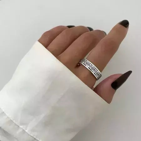 Anel Masculino Indiano em Prata 925 Envelhecida com Detalhe Texturizado – Serenité