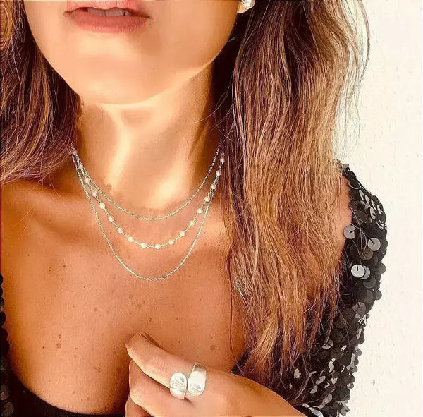 Colar Feminino Triplo com Pérolas em Banho Dourado – Serenité