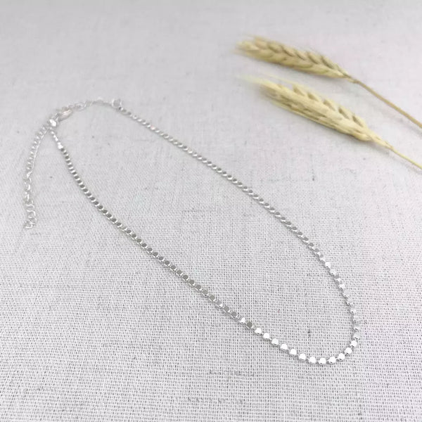Colar Gargantilha Feminina com Medalhinhas Achatadas em Banho de Prata – Serenité