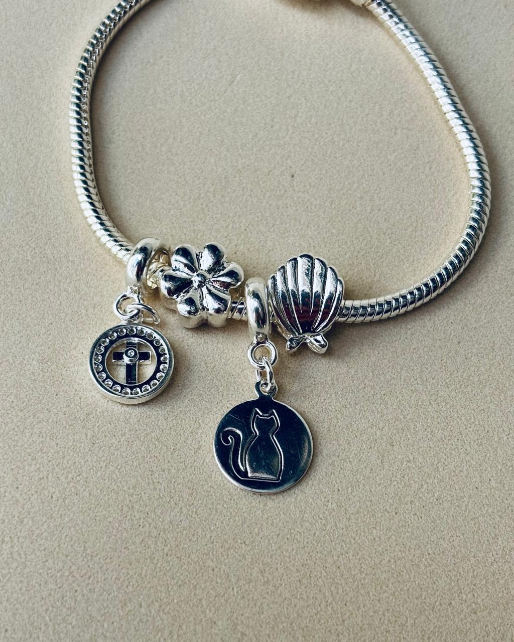 Pulseira Feminina de Berloques com Fecho Redondo em Banho de Prata 16 cm – Serenité