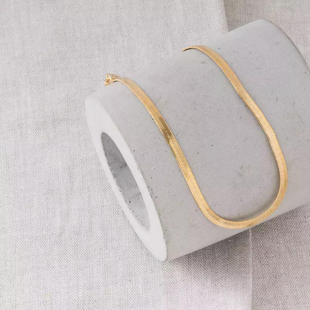 Colar Choker Feminino Lisa Fina em Metal com Banho de Ouro – Serenité