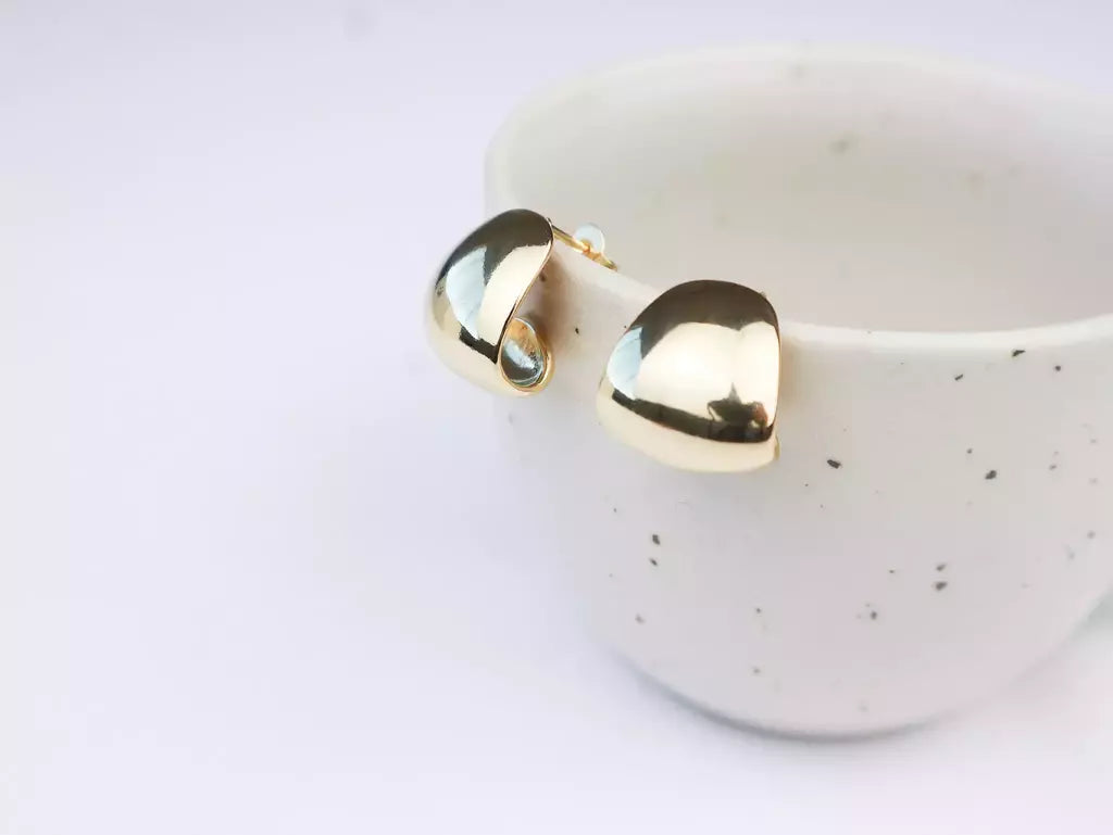 Brinco Feminino Pequeno Chapinha Lisa Abaulada Banhado a Ouro – Serenité