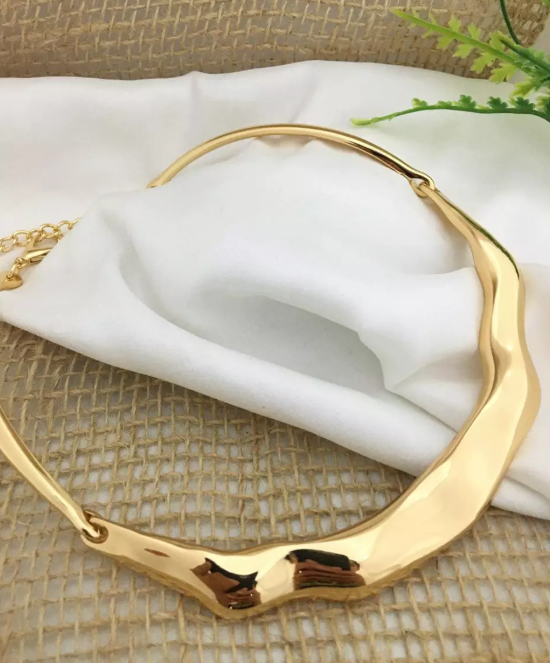 Colar Feminino Aro Rígido Ondulado em Metal Banho Dourado ou Prateado – Serenité