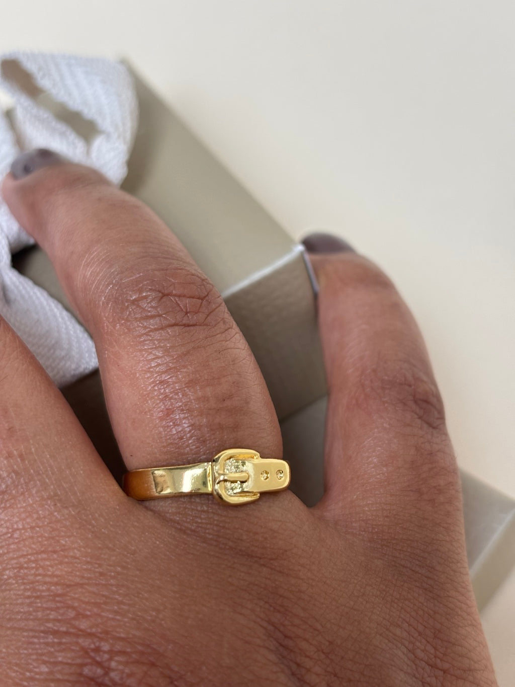 Anel Feminino Fivela Ajustável em Metal com Banho de Ouro – Serenité