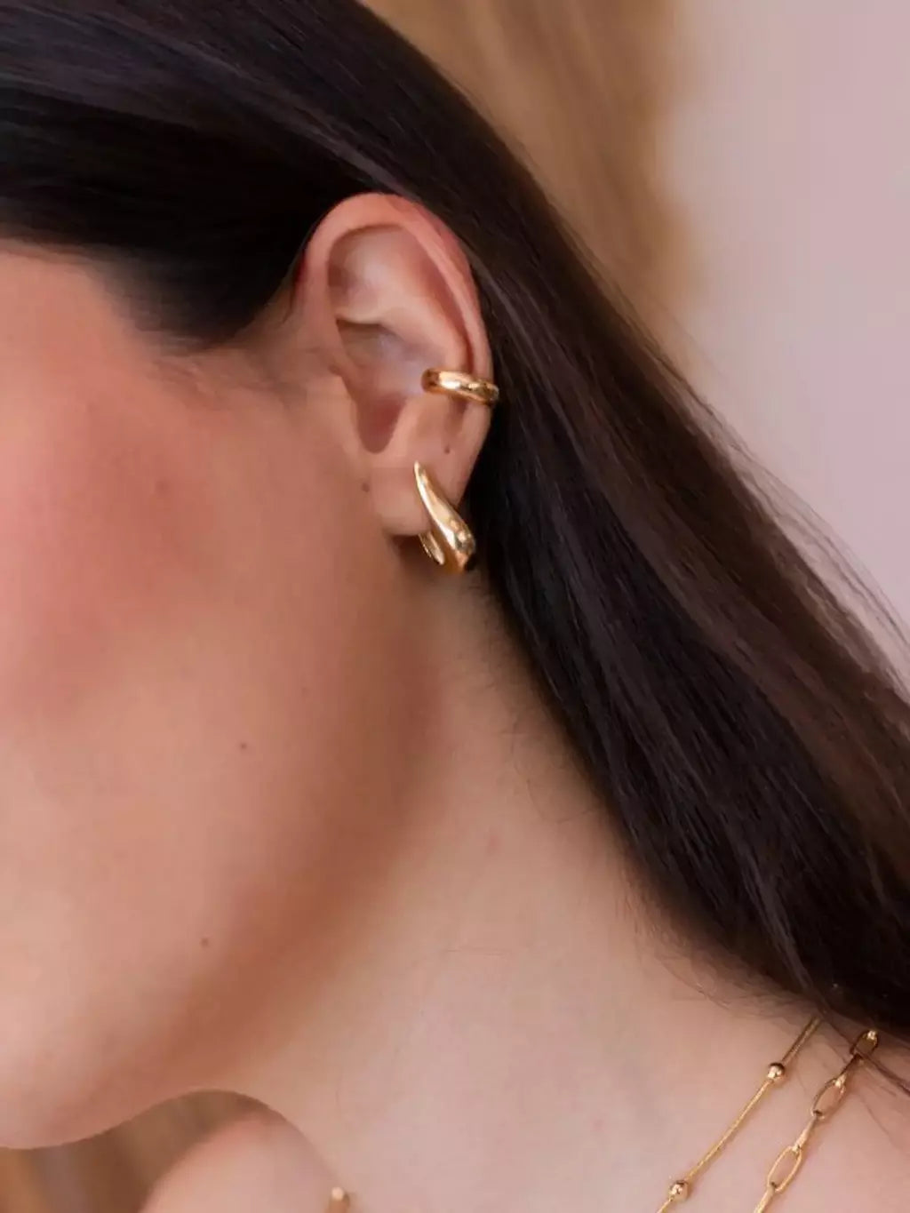 Brinco Feminino Lisce com Design Orgânico em Metal Banhado a Ouro – Serenité