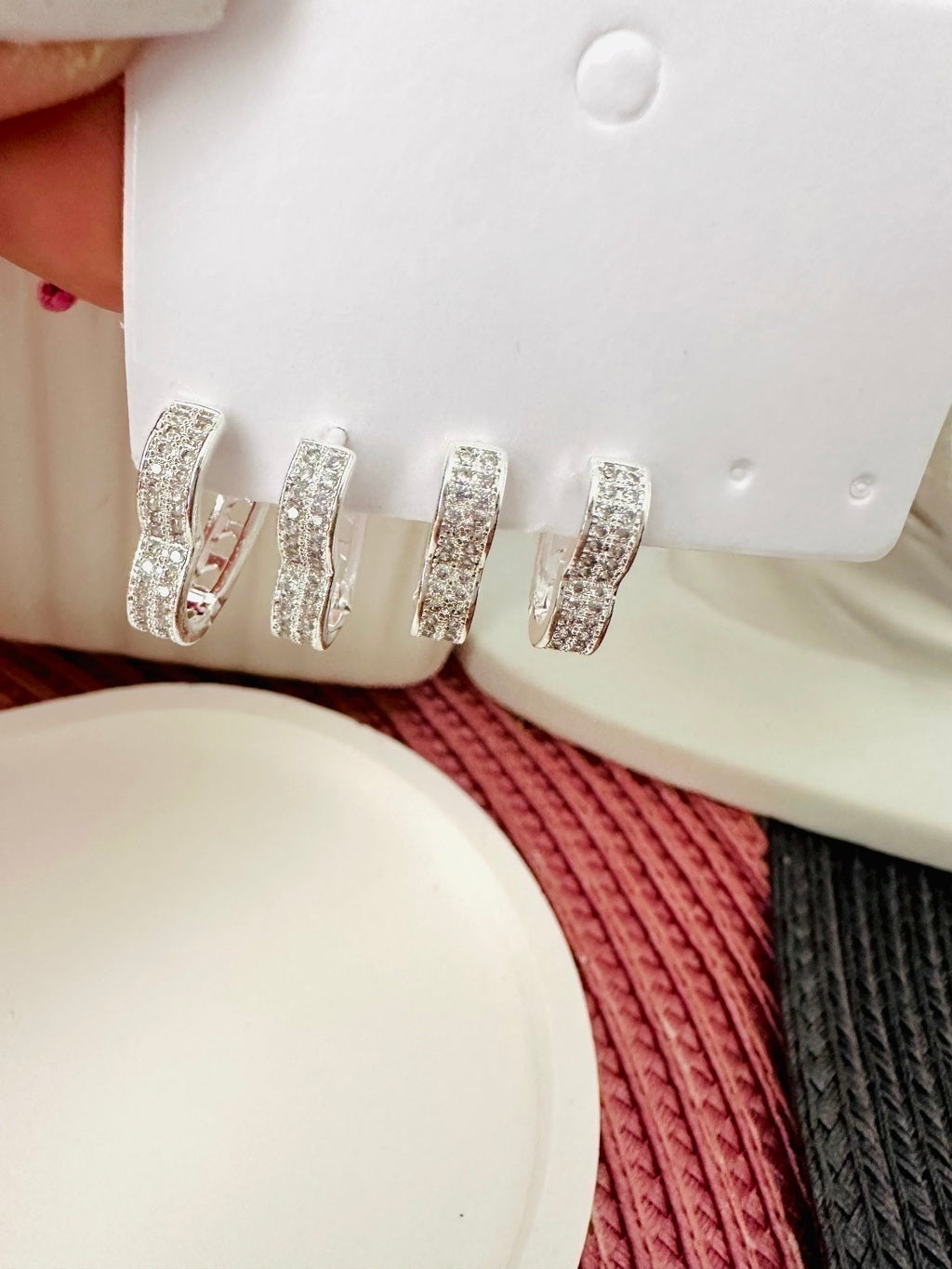 Brinco Feminino Argola Dupla com Zircônia Coração em Banho de Prata – Serenité