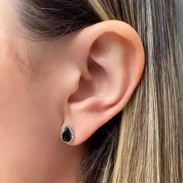 Brinco Feminino Gota com Pedra Preta em Metal Banhado – Serenité