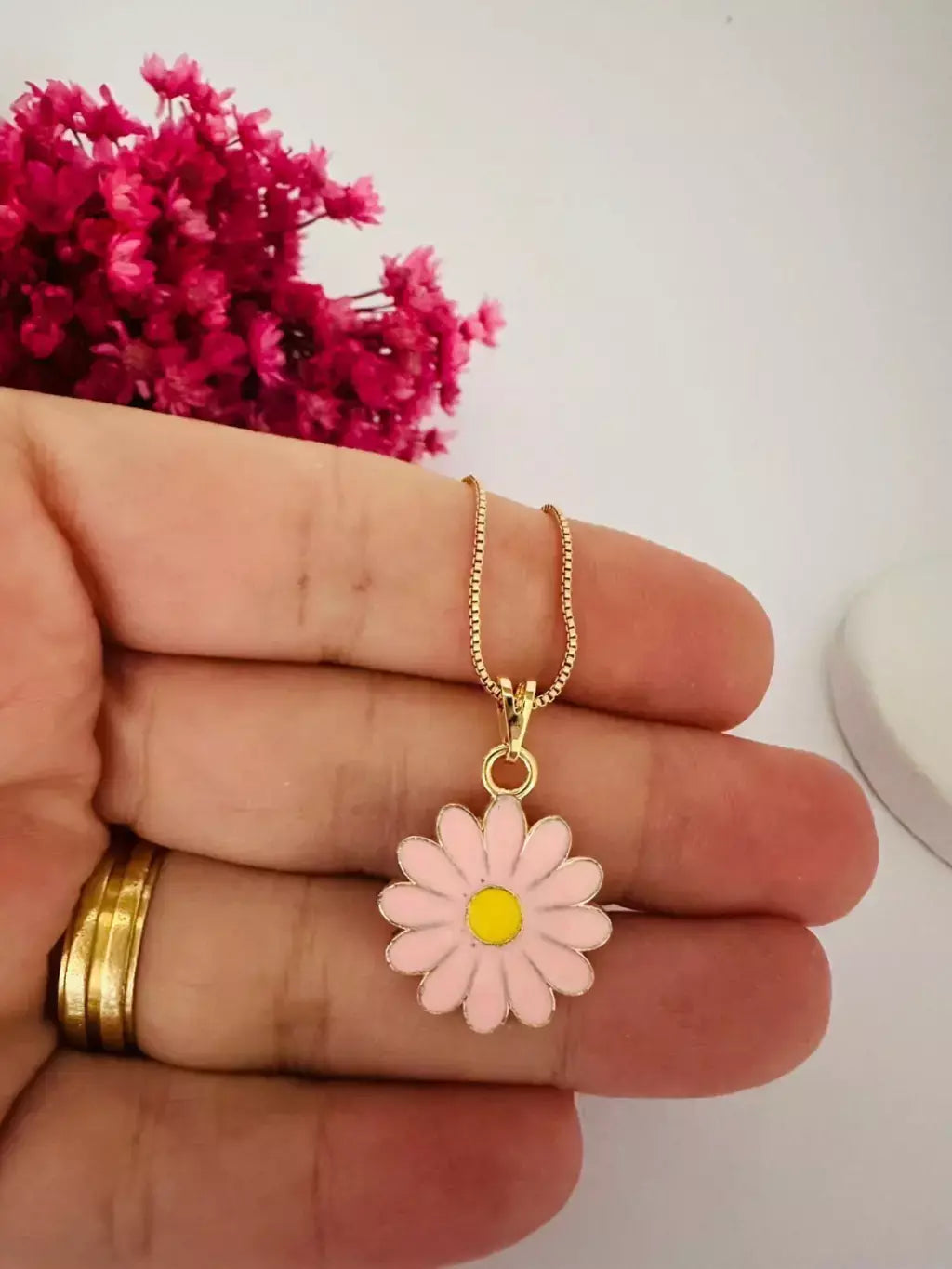 Colar Feminino Margarida Pink com Pingente Esmaltado em Banho de Ouro – Serenité