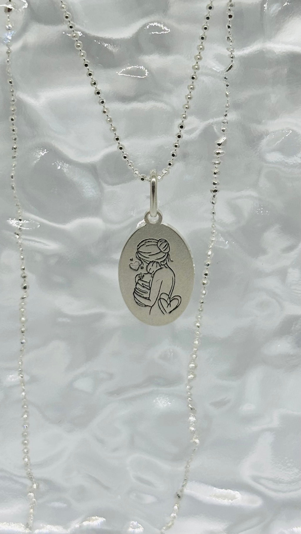 Colar Feminino Medalha Cuidados de Mãe em Prata Banhada – Serenité