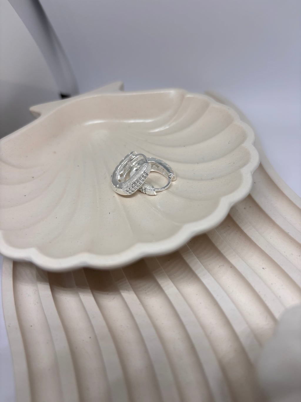 Argola Feminina Oval Diamantada com Zircônia em Banho de Prata – Serenité