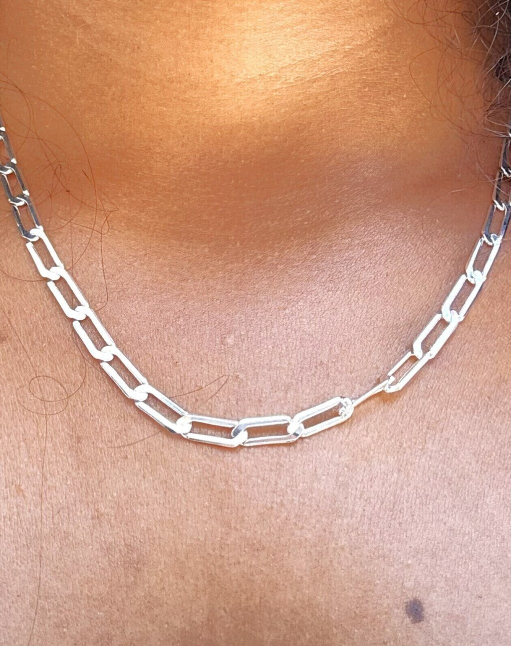 Gargantilha Feminina Corrente de Elos Longos em Metal com Banho de Prata – Serenité