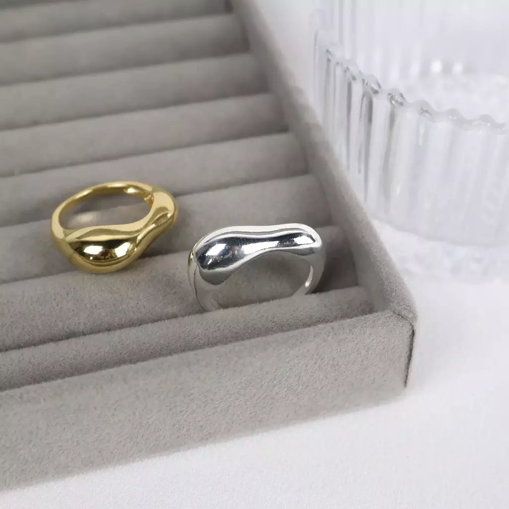 Anel Feminino Orgânico Abaulado em Metal com Banho de Prata – Serenité