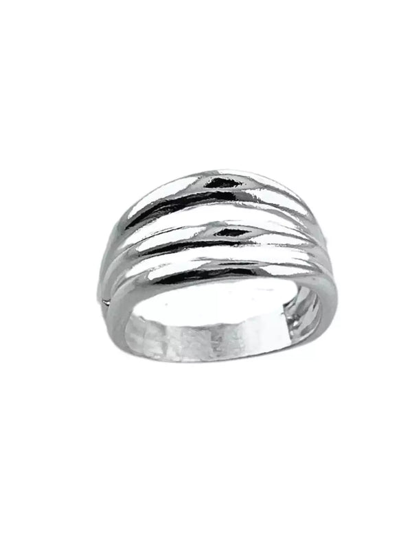Anel Feminino Largo Texturizado em Metal com Banho de Prata – Serenité