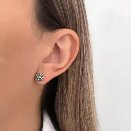 Brinco Feminino Flor Envelhecida em Metal Antialérgico – Serenité