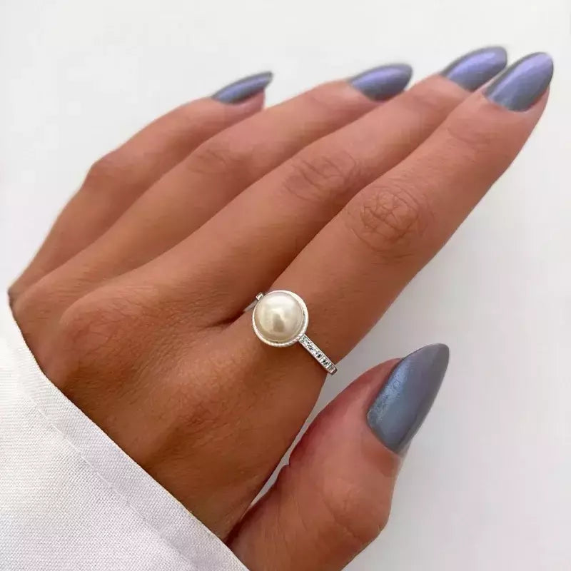 Anel Feminino Pérola com Aro de Zircônia Cristal em Metal Banhado – Serenité