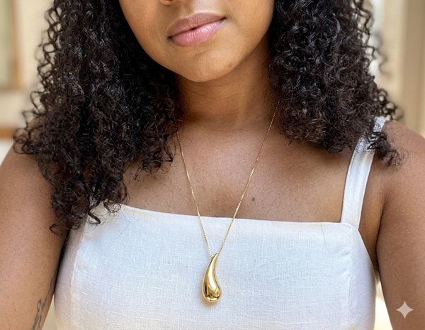 Colar Feminino Vírgula com Pingente Orgânico em Banho de Ouro – Serenité