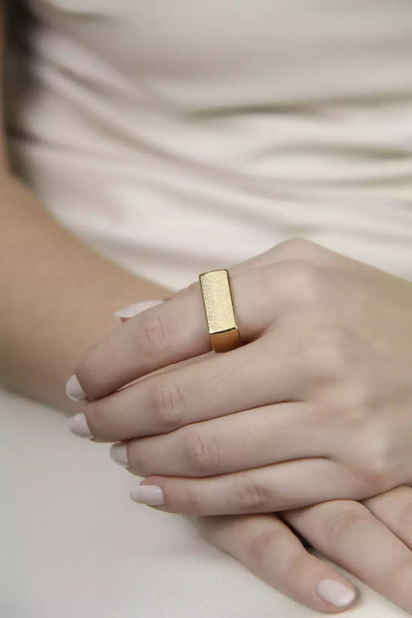 Anel Feminino Regulável Chapinha Texturizada em Metal Dourado – Serenité