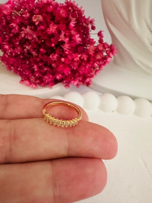 Anel Feminino de Falange com Zircônias Cravejadas em Banho Dourado – Serenité