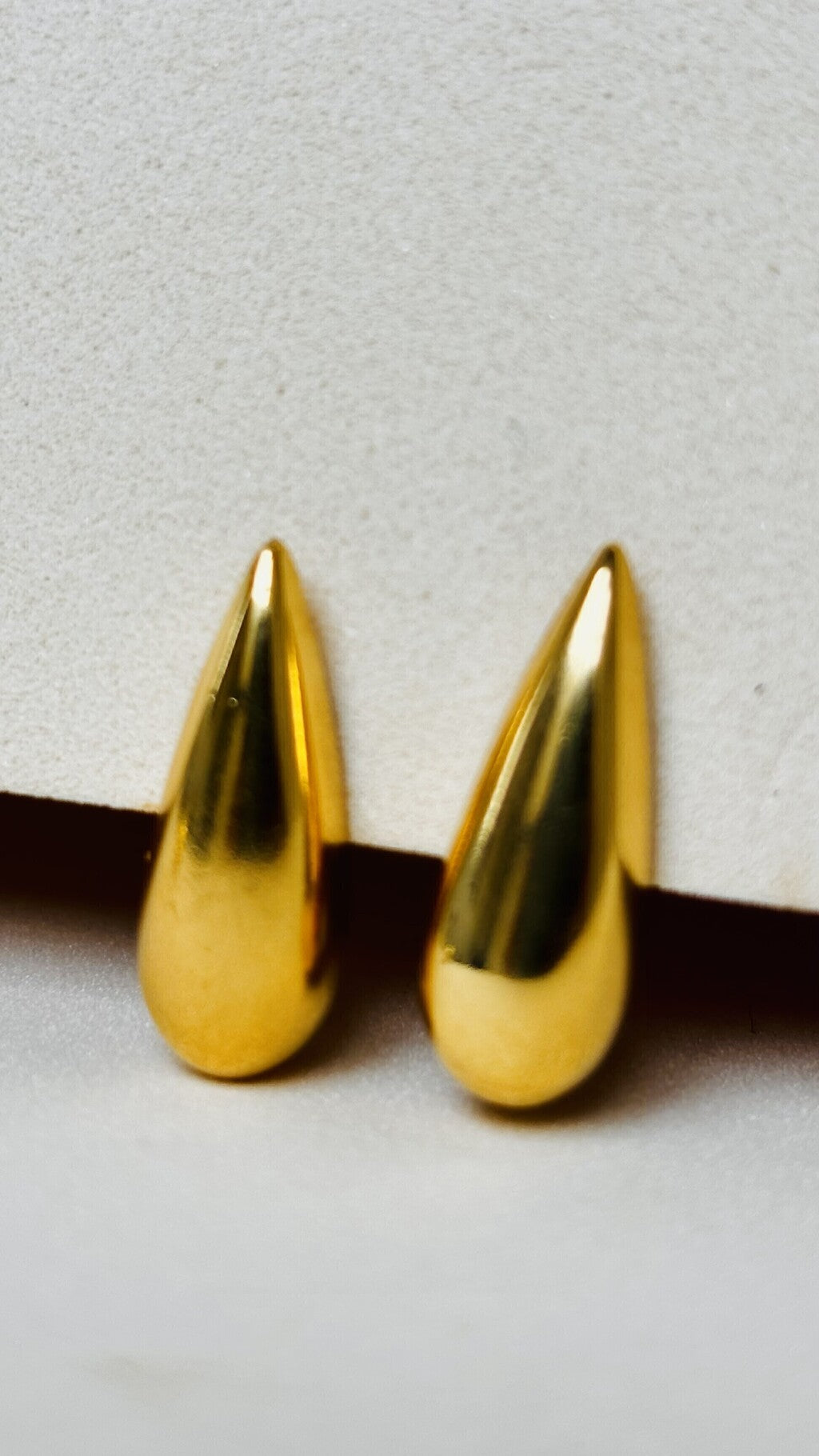 Brinco Feminino Gota Pequena Banho de Ouro 18K em Metal Hipoalergênico – Serenité