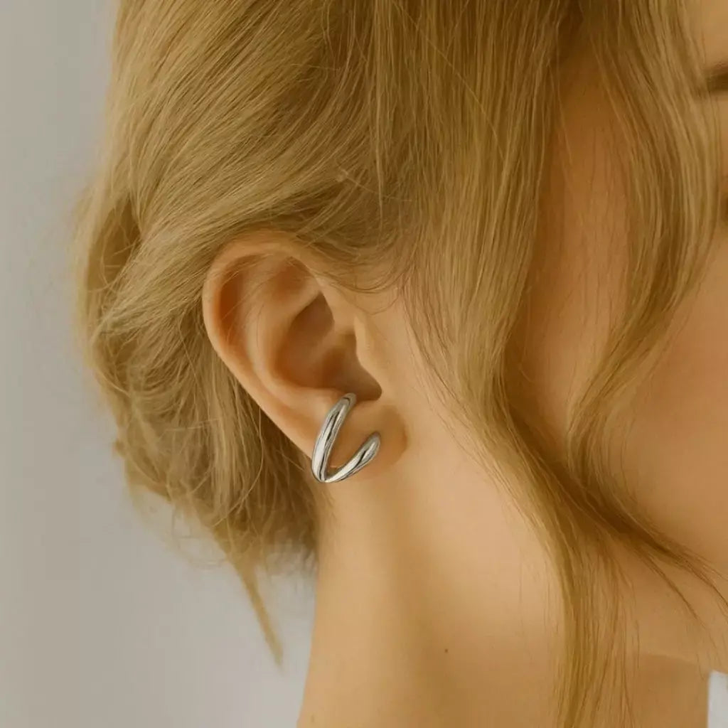 Brinco Feminino Ear Hook Duplo Minimalista em Metal Banhado – Serenité