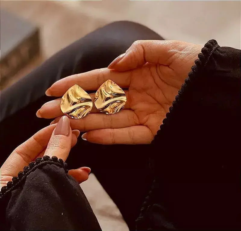 Brinco Feminino Gota Amassada Banho de Ouro em Metal Antialérgico – Serenité