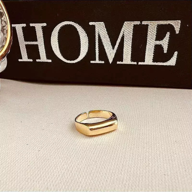 Anel Feminino de Dedinho Retangular Ajustável em Aço Dourado – Serenité