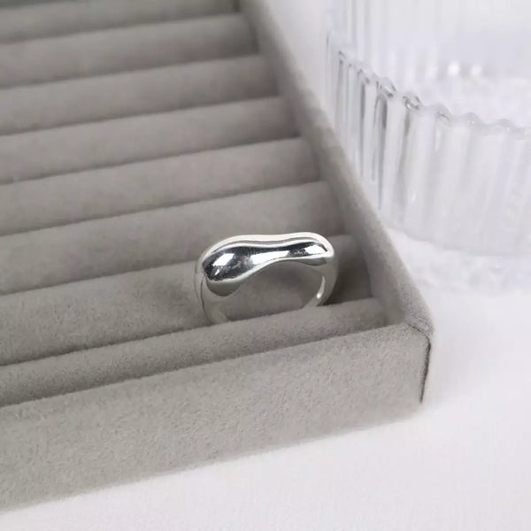 Anel Feminino Orgânico Abaulado em Metal com Banho de Prata – Serenité