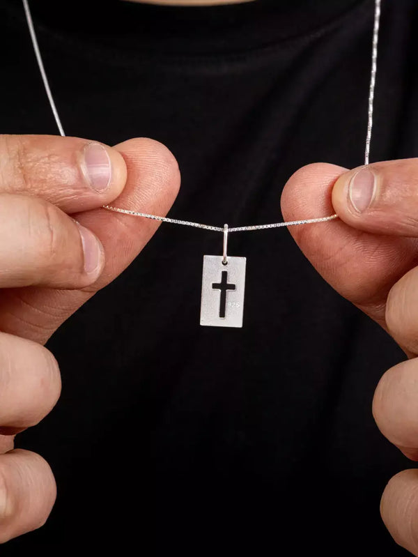 Colar Masculino em Prata 925 com Pingente Placa Cruz Vazada – Serenité