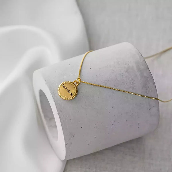 Colar Feminino Médio com Pingente Medalha Banhado a Ouro – Serenité