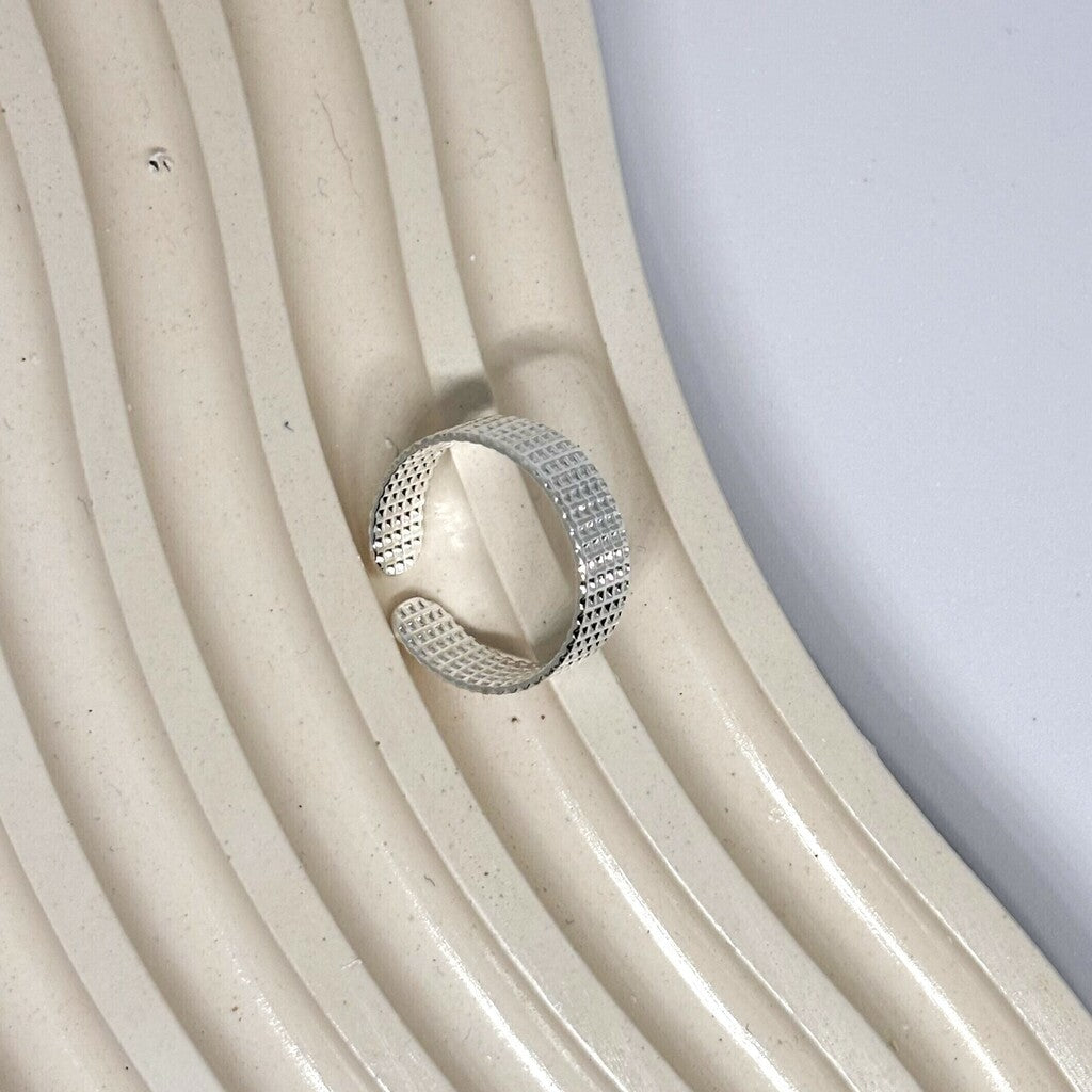 Anel Feminino Regulável Texturizado em Metal Prateado – Serenité
