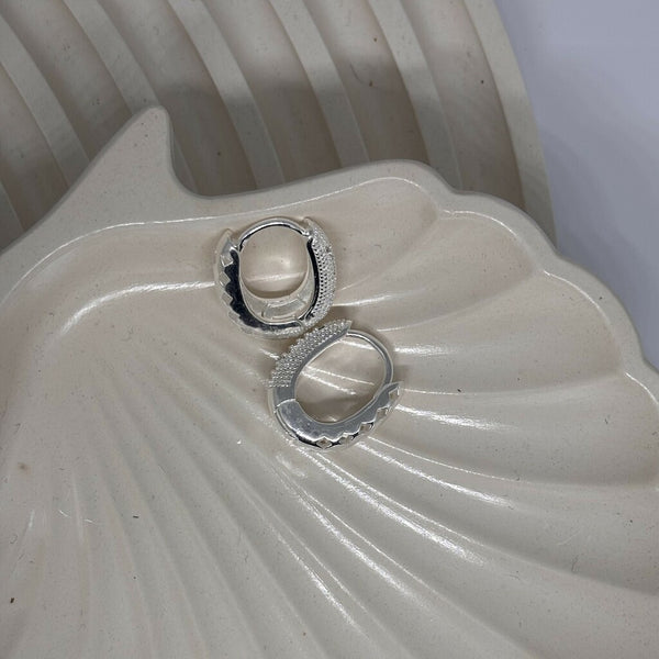 Argola Feminina Oval Diamantada com Zircônia em Banho de Prata – Serenité