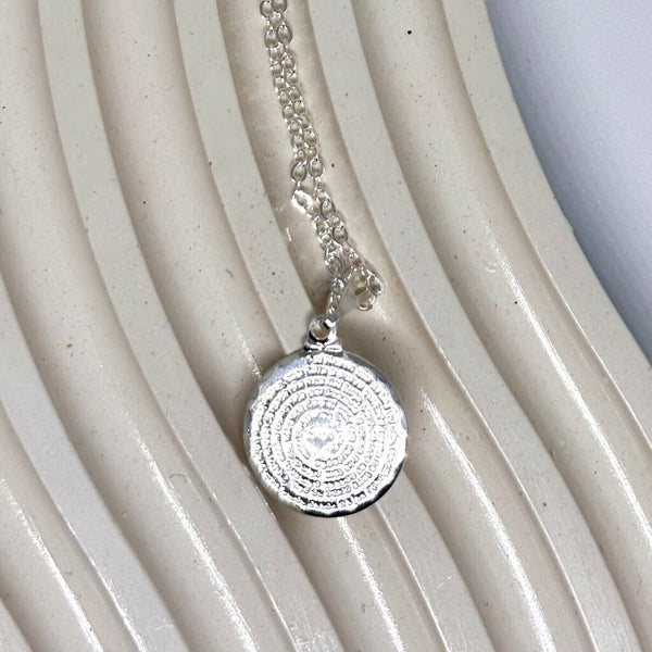 Colar Feminino Pai Nosso com Pingente Medalha em Metal Prateado – Serenité