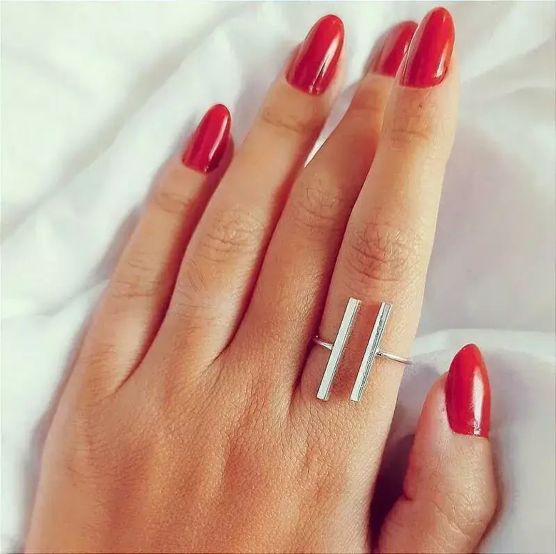 Anel Feminino Minimalista Ajustável Banhado a Prata Codebar – Serenité