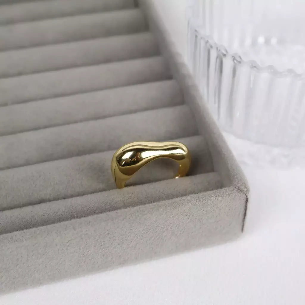 Anel Feminino Orgânico Abaulado em Metal com Banho de Ouro – Serenité
