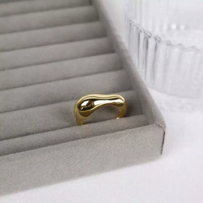 Anel Feminino Orgânico Abaulado em Metal com Banho de Ouro – Serenité