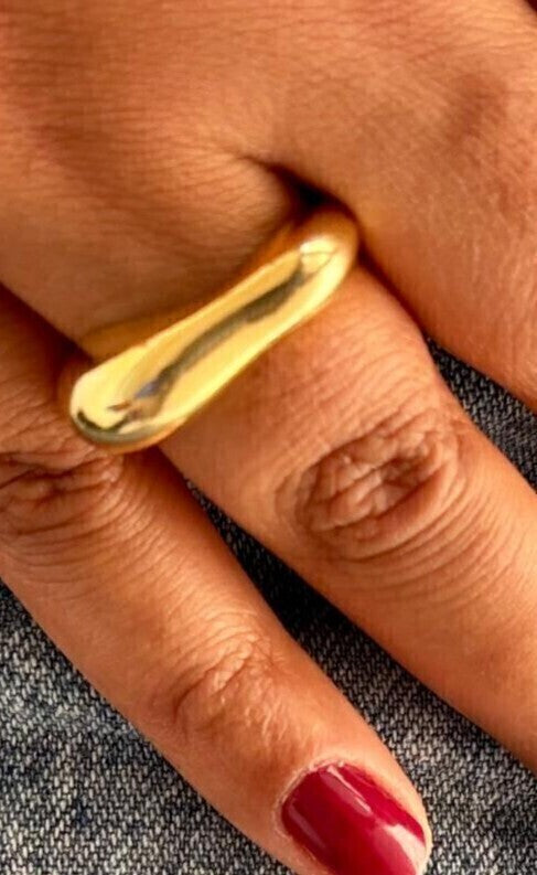 Anel Feminino Orgânico Abaulado em Metal com Banho de Ouro – Serenité