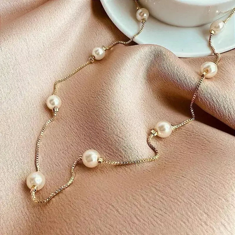Colar Feminino com Pérolas Naturais em Corrente Dourada – Serenité