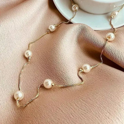 Colar Feminino com Pérolas Naturais em Corrente Dourada – Serenité