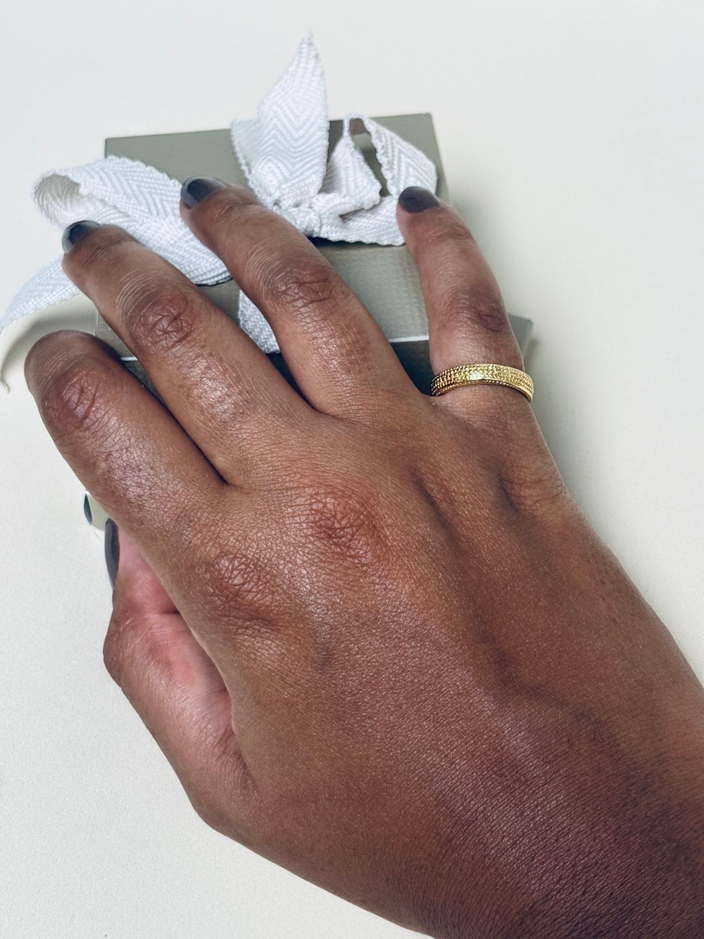 Anel Feminino de Luxo Cravejado com Banho de Ouro 18K – Serenité