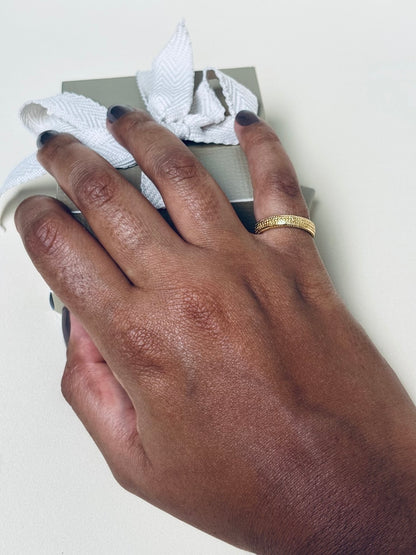 Anel Feminino de Luxo Cravejado com Banho de Ouro 18K – Serenité