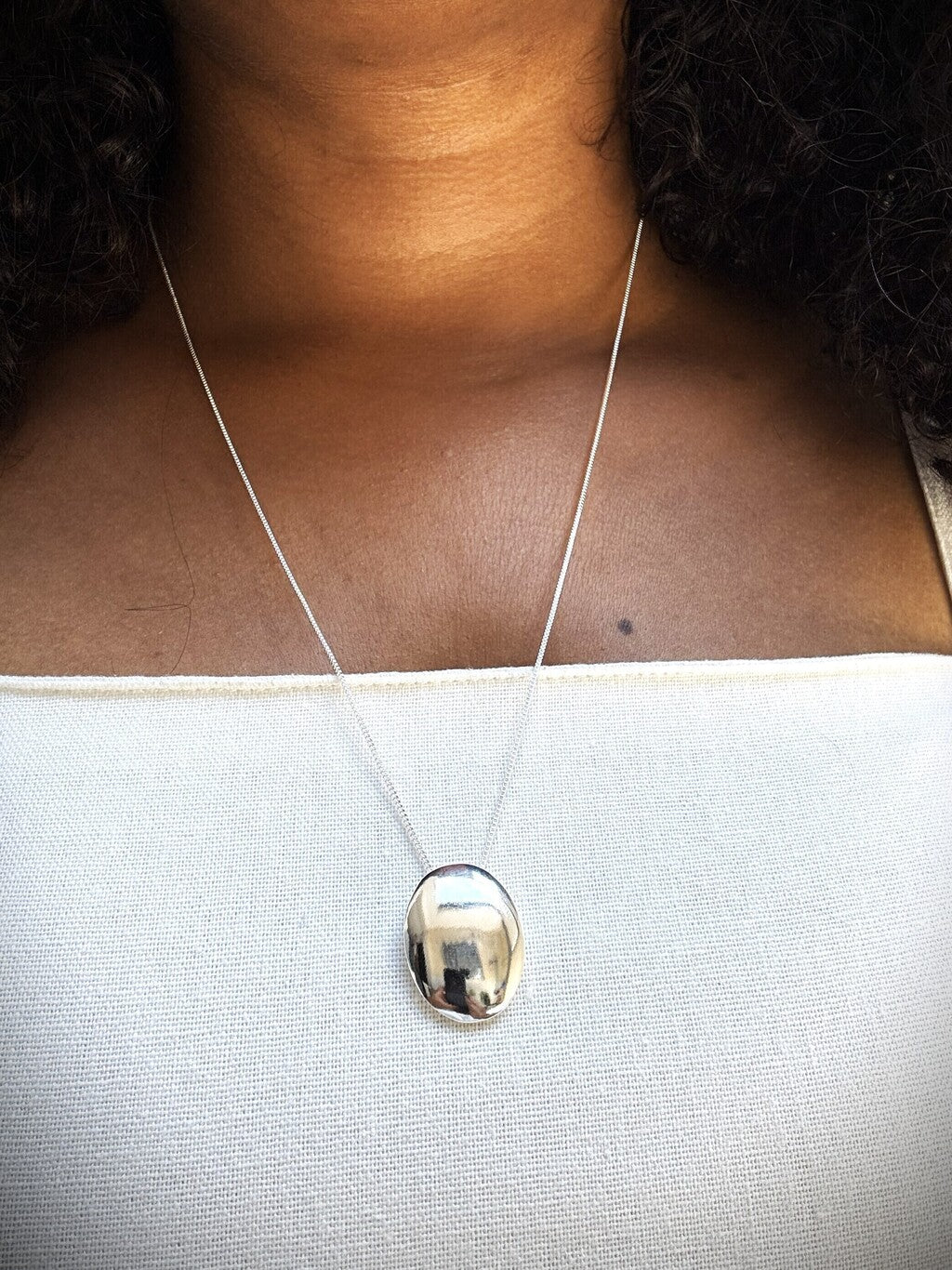 Colar Feminino Aurora Oval com Pingente Liso em Banho de Prata 925 – Serenité