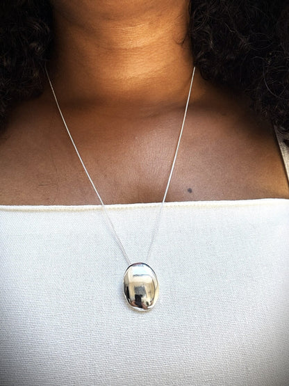 Colar Feminino Aurora Oval com Pingente Liso em Banho de Prata 925 – Serenité