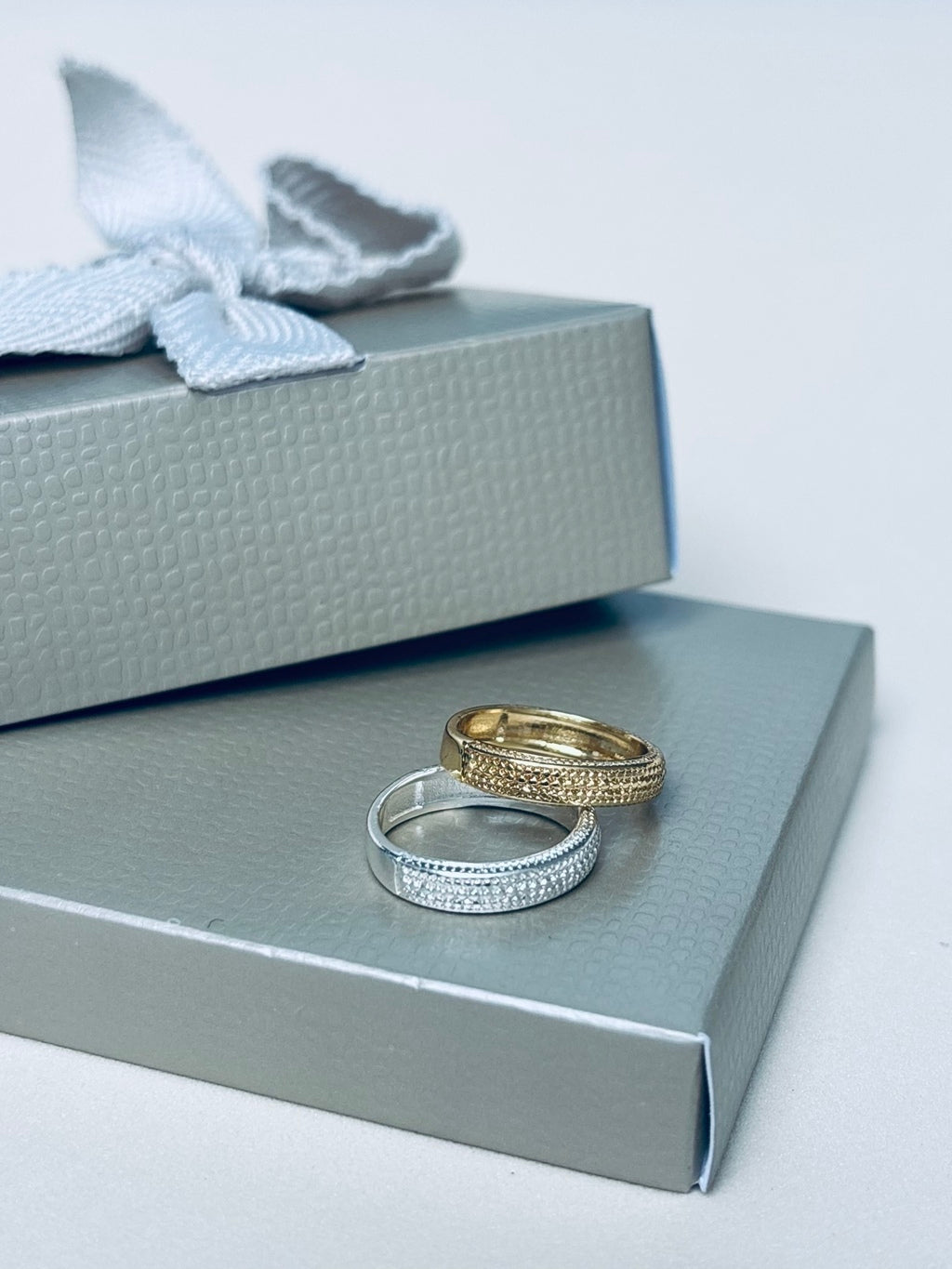 Anel Feminino de Luxo Cravejado com Banho de Ouro 18K – Serenité