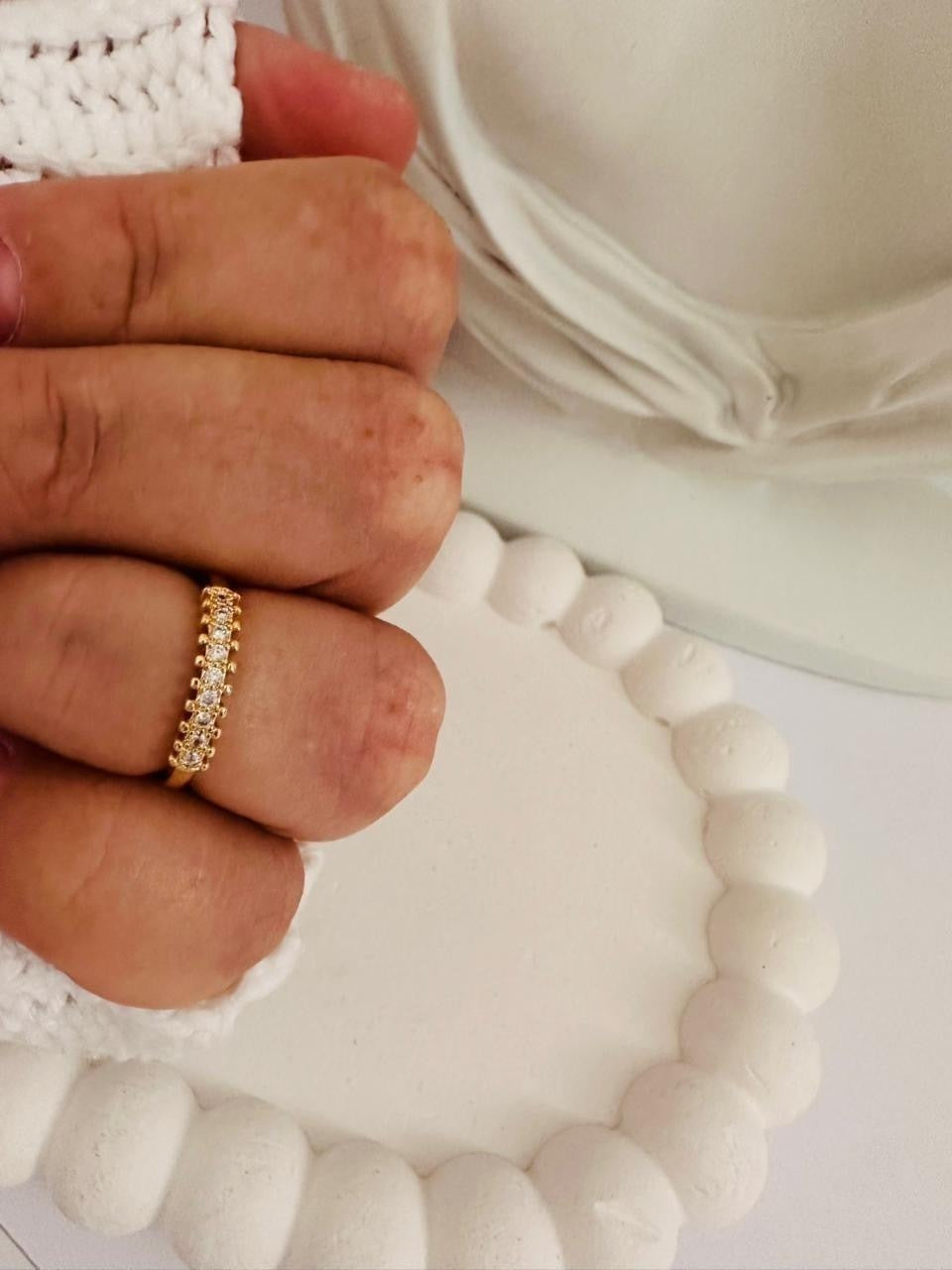 Anel Feminino de Falange com Zircônias Cravejadas em Banho Dourado – Serenité