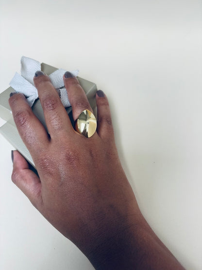 Anel Feminino Oval Bombê Banhado a Ouro 18K em Metal Hipoalergênico – Serenité