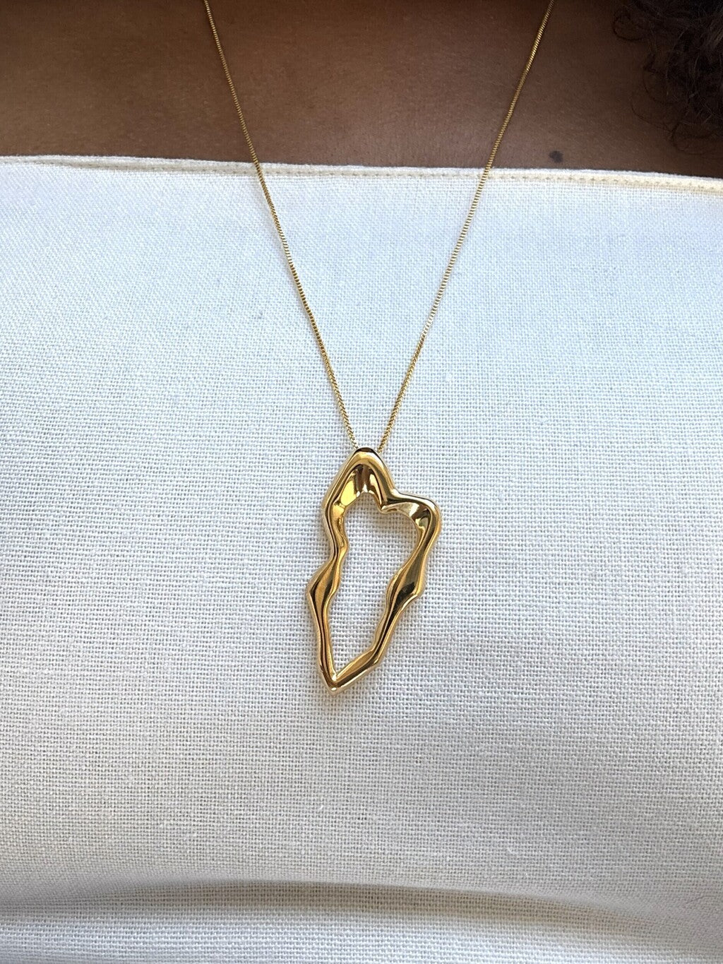 Colar Feminino Solare Banho de Ouro 18K com Pingente Orgânico – Serenité